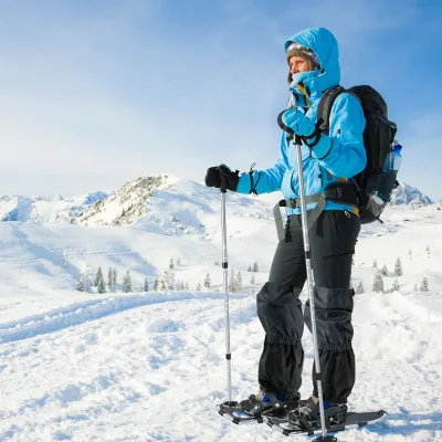 Raquettes à neige argentées, bâtons et guêtres – image 2